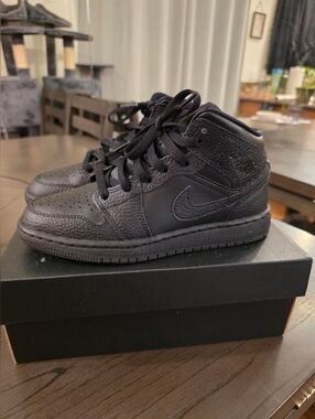 Air Jordan 1 Mid GS, Kids All-Black High-Top Sneakers
